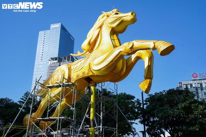 Ngắm linh vật ngựa đẹp, độc đ&aacute;o ở c&aacute;c tỉnh, th&agrave;nh dịp Tết B&iacute;nh Ngọ 2026 - Ảnh 2.