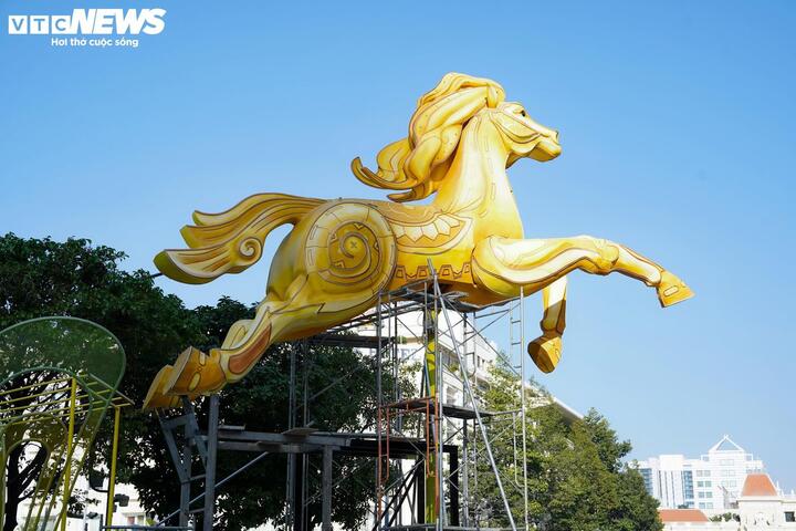 Ngắm linh vật ngựa đẹp, độc đ&aacute;o ở c&aacute;c tỉnh, th&agrave;nh dịp Tết B&iacute;nh Ngọ 2026 - Ảnh 1.