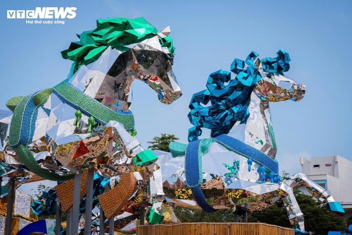 Ngắm linh vật ngựa đẹp, độc đ&aacute;o ở c&aacute;c tỉnh, th&agrave;nh dịp Tết B&iacute;nh Ngọ 2026 - Ảnh 10.