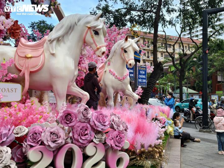 Ngắm linh vật ngựa đẹp, độc đ&aacute;o ở c&aacute;c tỉnh, th&agrave;nh dịp Tết B&iacute;nh Ngọ 2026 - Ảnh 3.