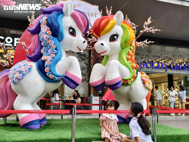 Ngắm linh vật ngựa đẹp, độc đ&aacute;o ở c&aacute;c tỉnh, th&agrave;nh dịp Tết B&iacute;nh Ngọ 2026 - Ảnh 4.