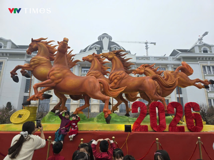 Ngắm linh vật ngựa đẹp, độc đ&aacute;o ở c&aacute;c tỉnh, th&agrave;nh dịp Tết B&iacute;nh Ngọ 2026 - Ảnh 17.