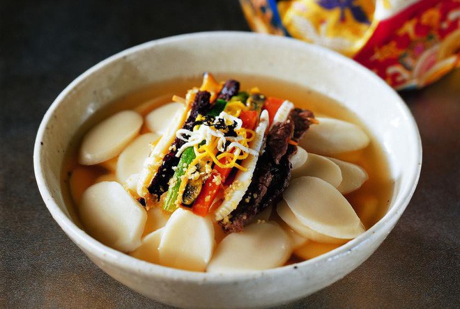 Ăn uống đầu năm ở H&agrave;n Quốc: Khởi đầu năm mới với tteokguk v&agrave; &yacute; nghĩa văn h&oacute;a - Ảnh 1.