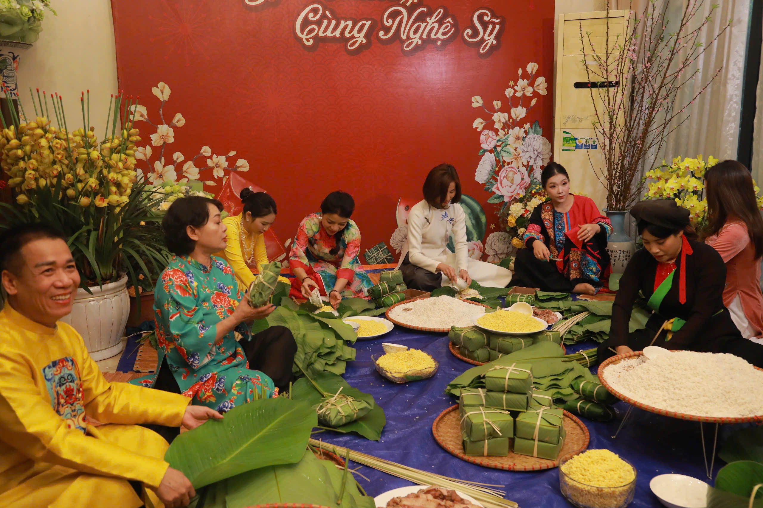 Nghệ sĩ Tr&agrave; My tổ chức thi g&oacute;i b&aacute;nh chưng, NSND Lan Hương l&agrave;m gi&aacute;m khảo  - Ảnh 1.