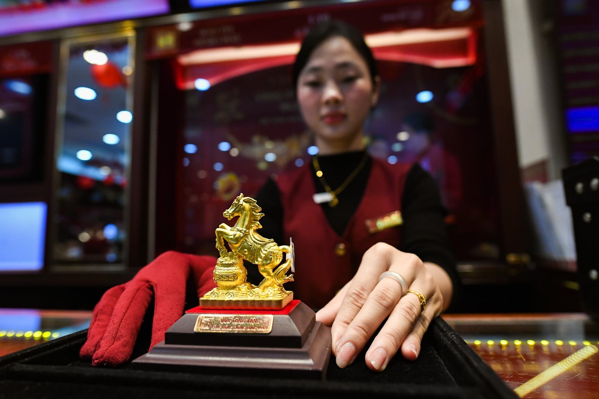 Gi&aacute; v&agrave;ng h&ocirc;m nay 1 / 3 / 2026: Cập nhật Gi&aacute; v&agrave;ng SJC , nhẫn 9999 v&agrave; thế giới - Ảnh 2.