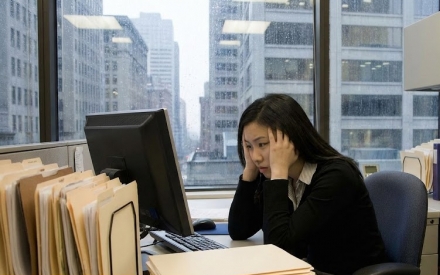 Ngột ngạt chốn công sở khi phải cố theo đuổi ước mơ của bố mẹ