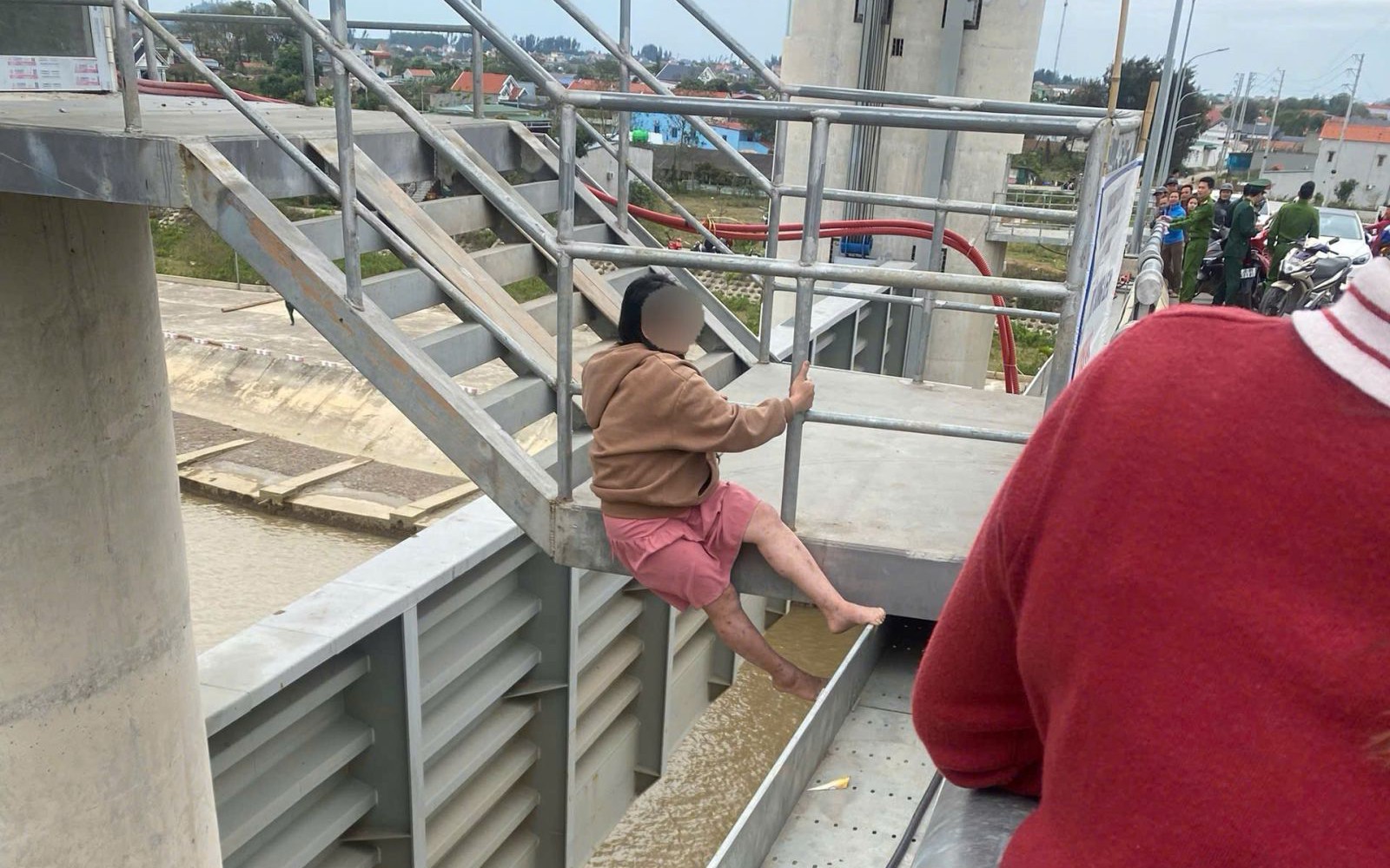 Giây Phút Nghẹt Thở Giải Cứu Phụ Nữ Mang Thai Ngồi Vắt Vẻo Trên Công Trình