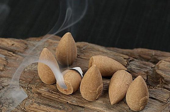 C&oacute; n&ecirc;n đốt trầm hương tr&ecirc;n b&agrave;n thờ kh&ocirc;ng? - Ảnh 2.