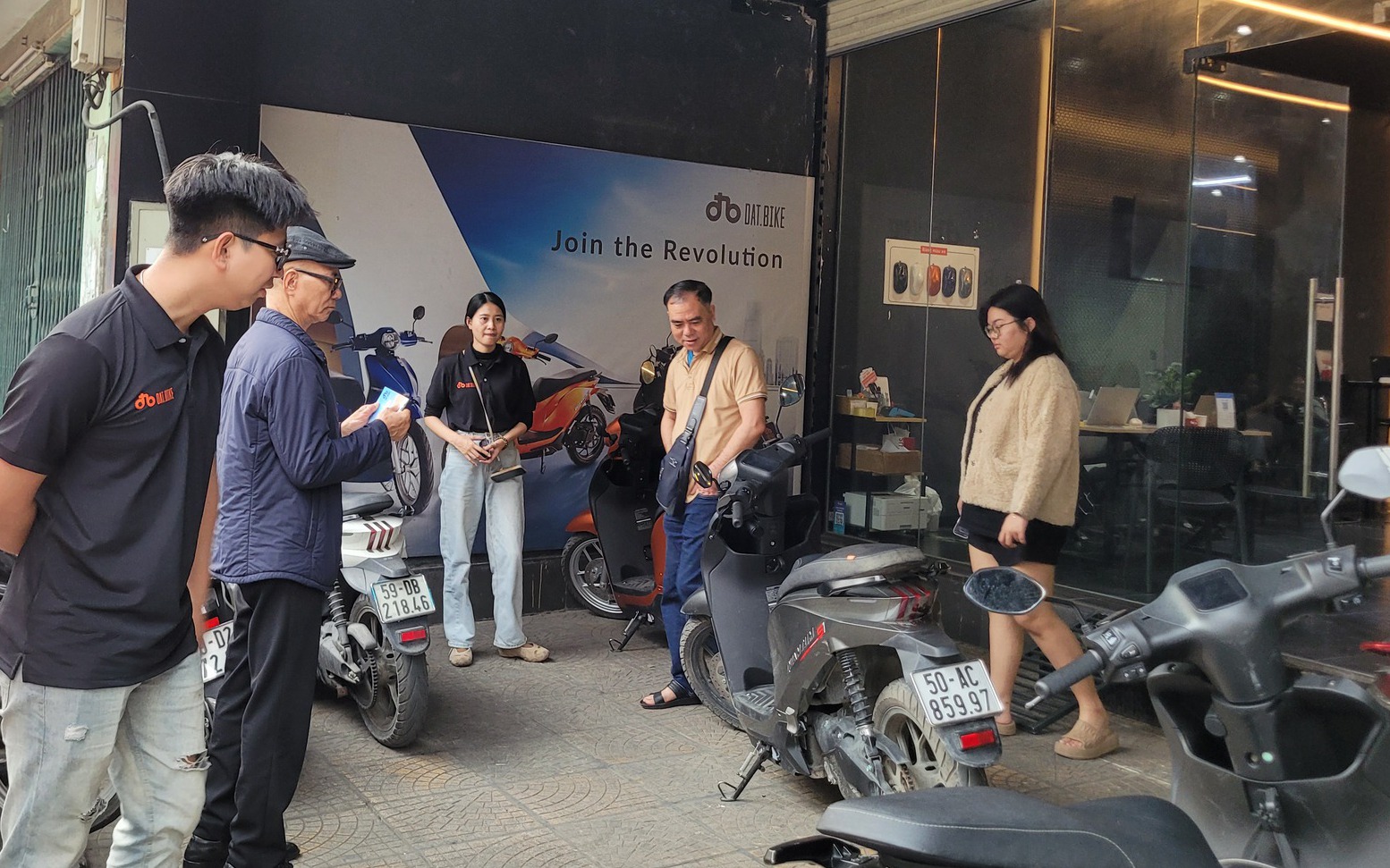 Chung tay đảm bảo an ninh năng lượng từ xăng dầu đến dòng điện: Người dân Hà Nội nhộn nhịp tìm mua xe máy điện