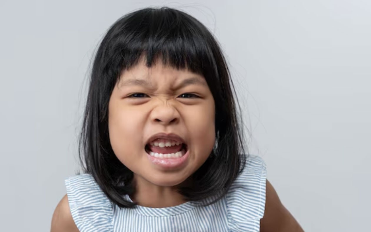 Trẻ EQ thấp thường có 2 biểu hiện rõ rệt khi ăn và khi tức giận