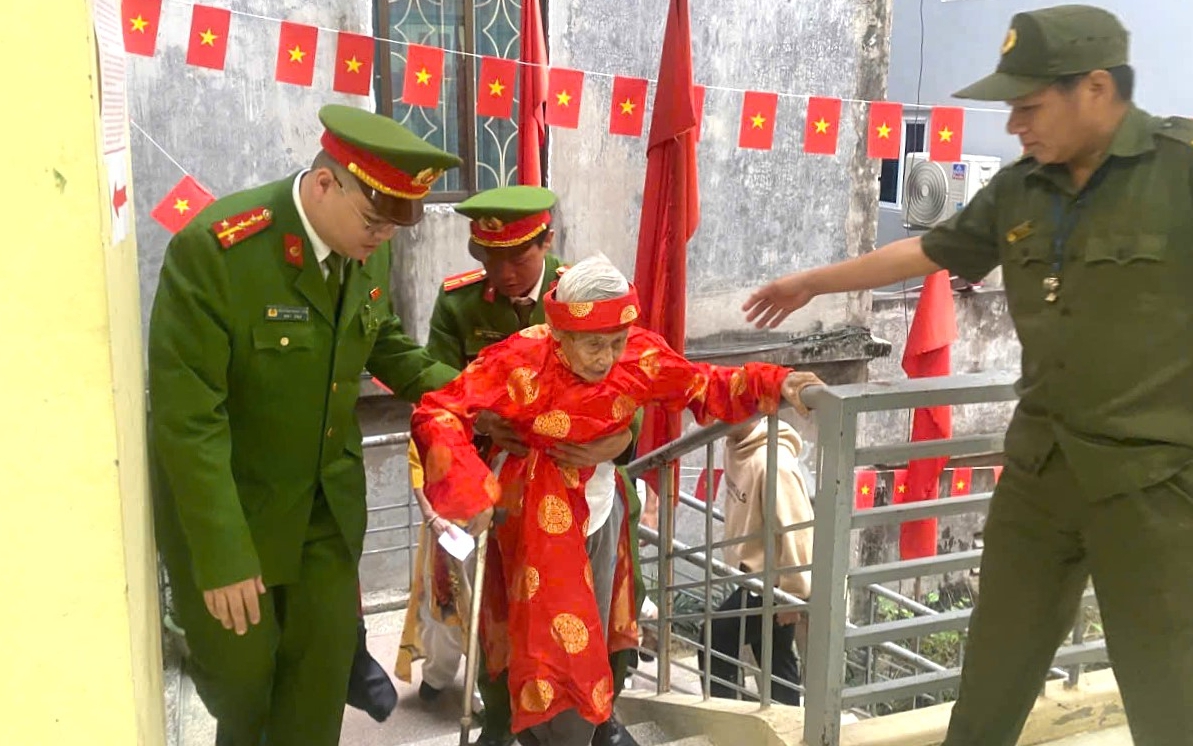 Ngày hội non sông tại Hà Nội: Ấm áp những điểm tựa giúp cử tri trọn vẹn quyền công dân