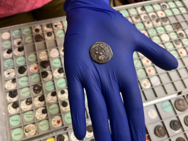 Dùng cổ vật hơn 2.000 năm trả tiền vé xe bus mà không hay - Ảnh 1. Dùng cổ vật 2.100 năm trả tiền vé xe bus mà không hay - Ảnh 1.