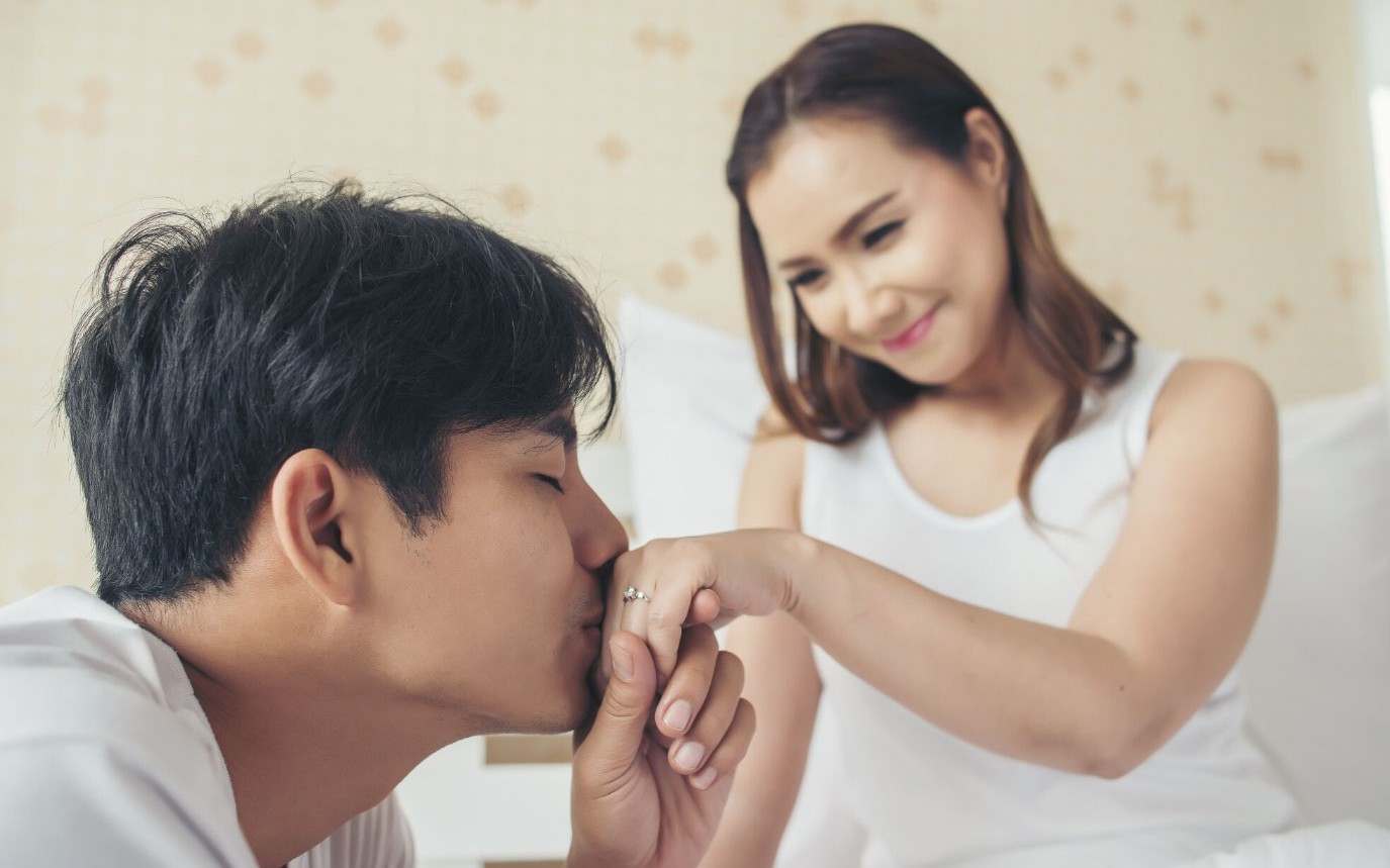 Xấu hổ vì người chồng 30 tuổi bị cảnh sát bắt quả tang ngoại tình với phụ nữ 50 tuổi tại khách sạn