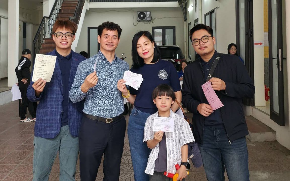 NSND Xuân Bắc và gia đình rạng rỡ tham gia bầu cử đại biểu Quốc hội