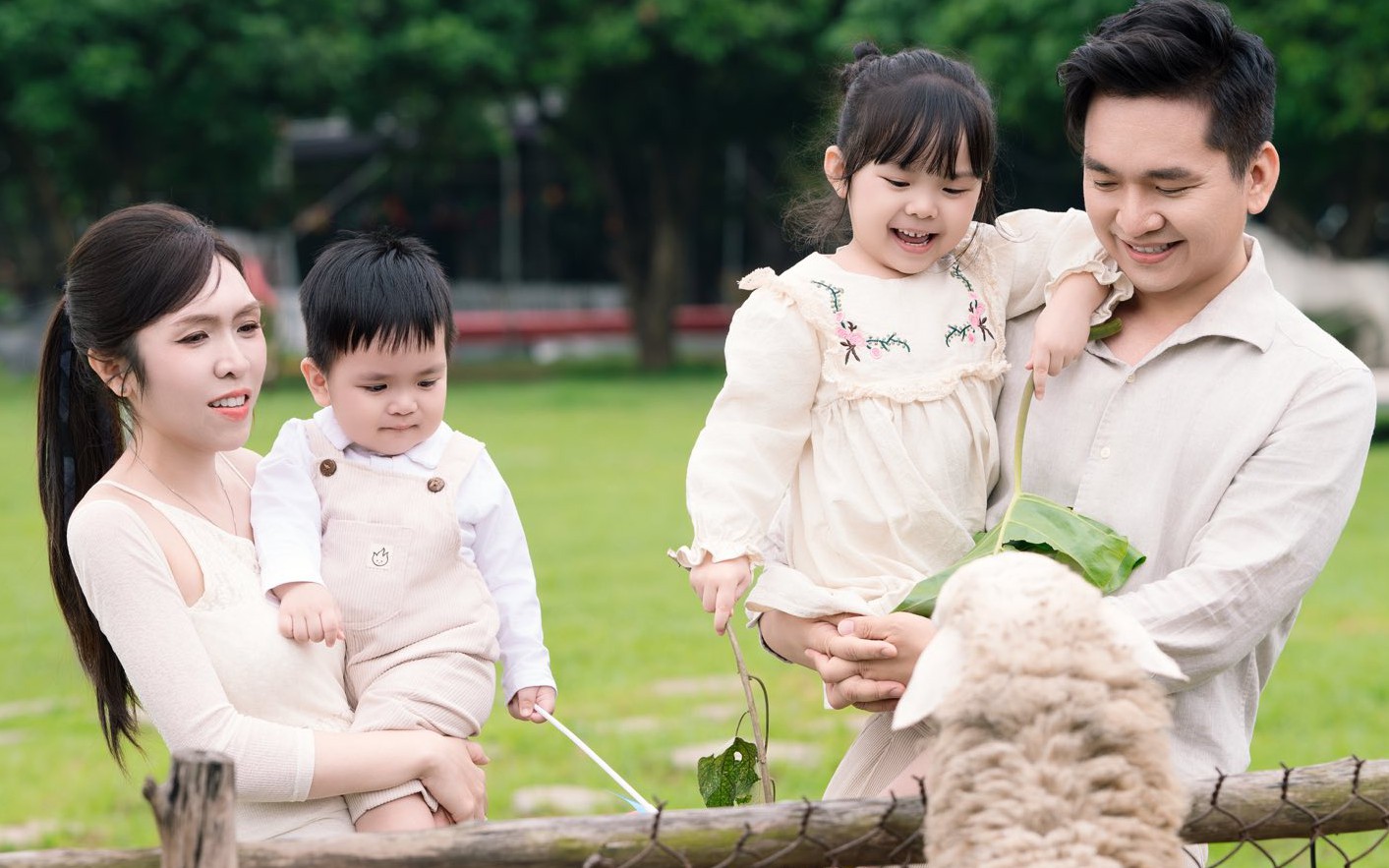 Hai nhóc tị nhà MC Hạnh Phúc gây chú ý với ngoại hình và tài năng