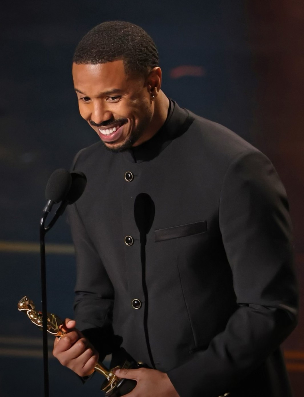 Người đ&agrave;n &ocirc;ng quyến rũ nhất h&agrave;nh tinh đ&aacute;nh bại Timoth&eacute;e Chalamet v&agrave; Leonardo DiCaprio l&agrave; ai? - Ảnh 2.