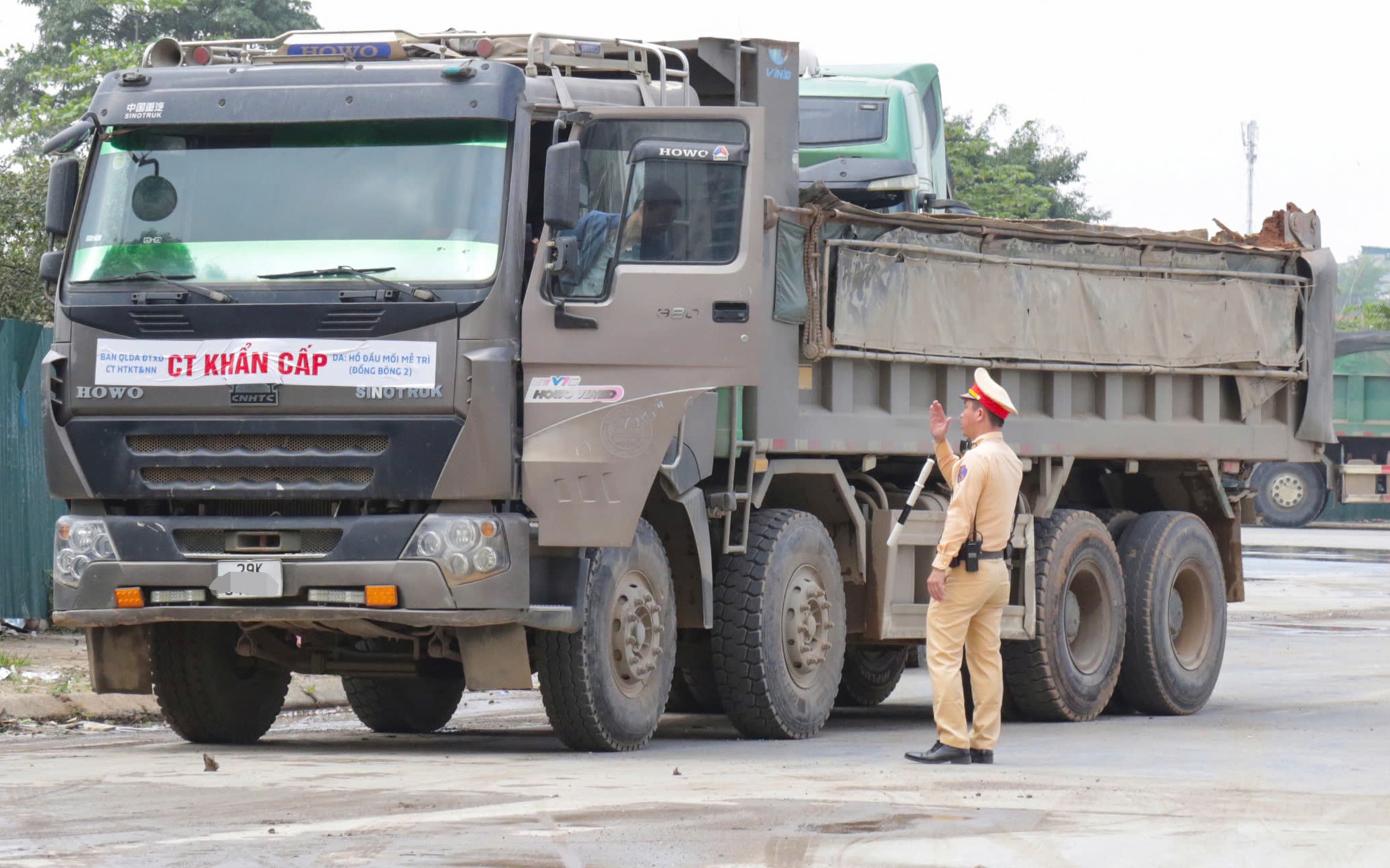 Hà Nội: CSGT truy vết xe tải rải bùn sau vụ hàng loạt người dân trượt ngã