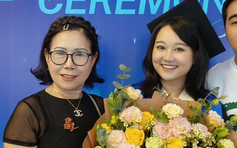 Mẹ Diễn Viên Trúc Anh Gây Chú Ý Với Phong Cách Thời Trang Thanh Lịch