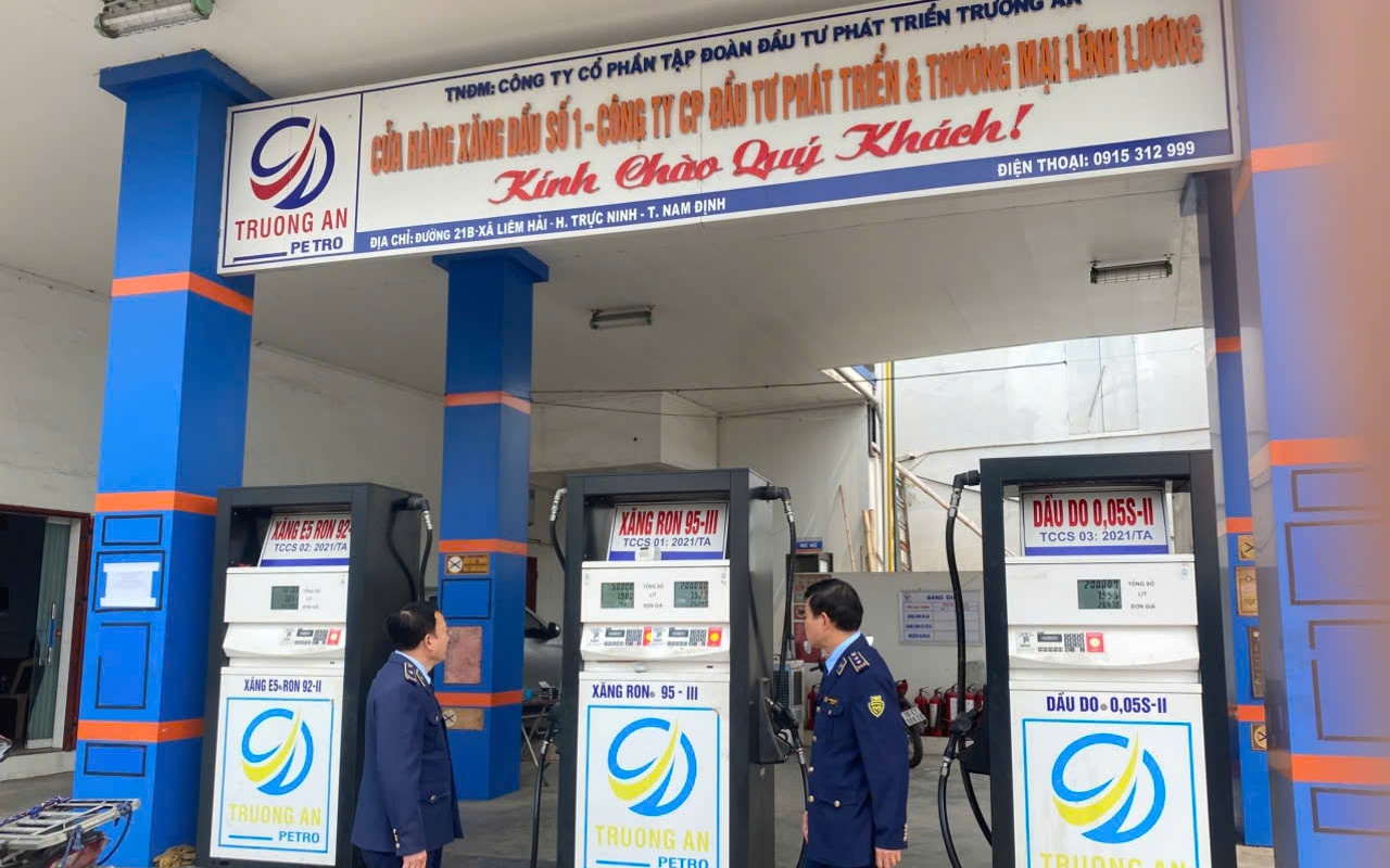 Tiểu thương công khai kinh doanh hàng ngàn kilogram phân bón nhập lậu - Ảnh 4. Tiểu thương công khai kinh doanh hàng ngàn kilogram phân bón nhập lậu - Ảnh 4.