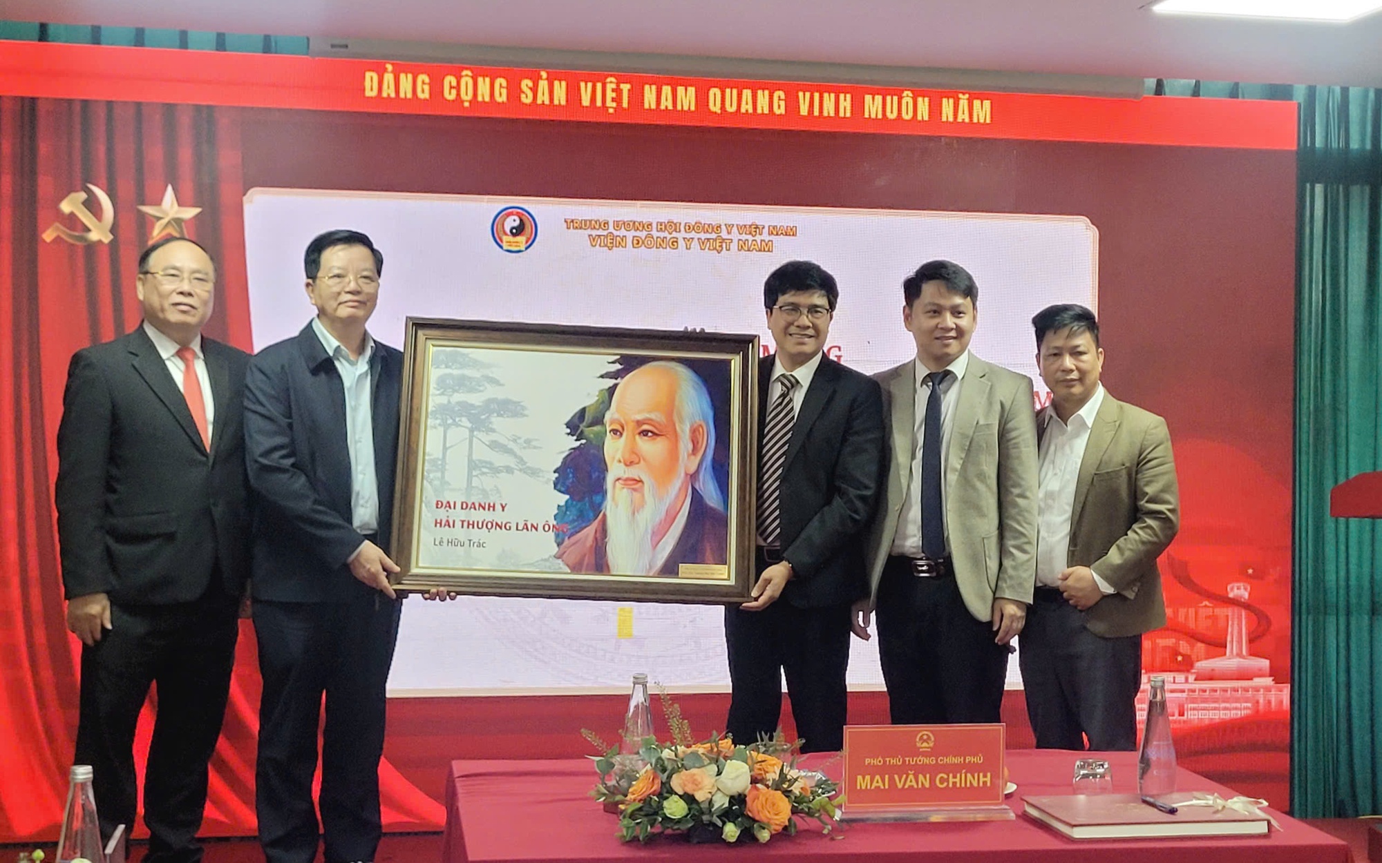Đẩy mạnh nghiên cứu ứng dụng y học cổ truyền trong chăm sóc sức khỏe nhân dân