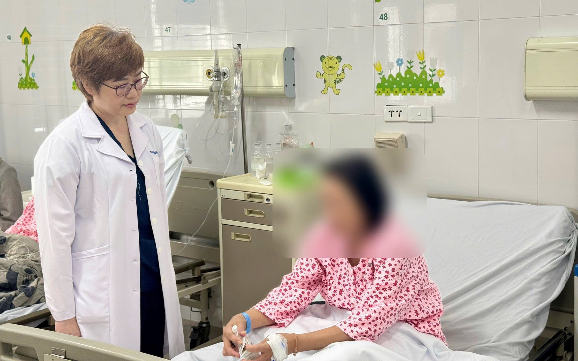 Phụ nữ 46 tuổi bị loét vùng kín do sai lầm khi tự chữa bệnh phụ khoa