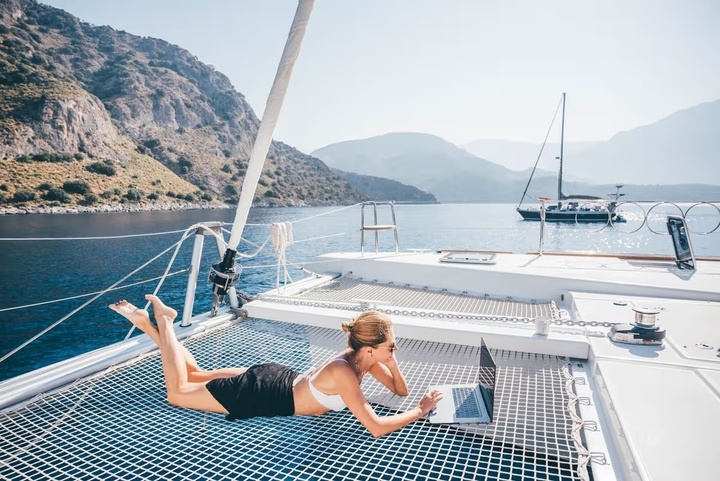 C&ocirc;ng việc kh&ocirc;ng cần bằng cấp gi&uacute;p c&ocirc; g&aacute;i du lịch miễn ph&iacute;, 24 tuổi đ&atilde; mua nh&agrave; - Ảnh 2.