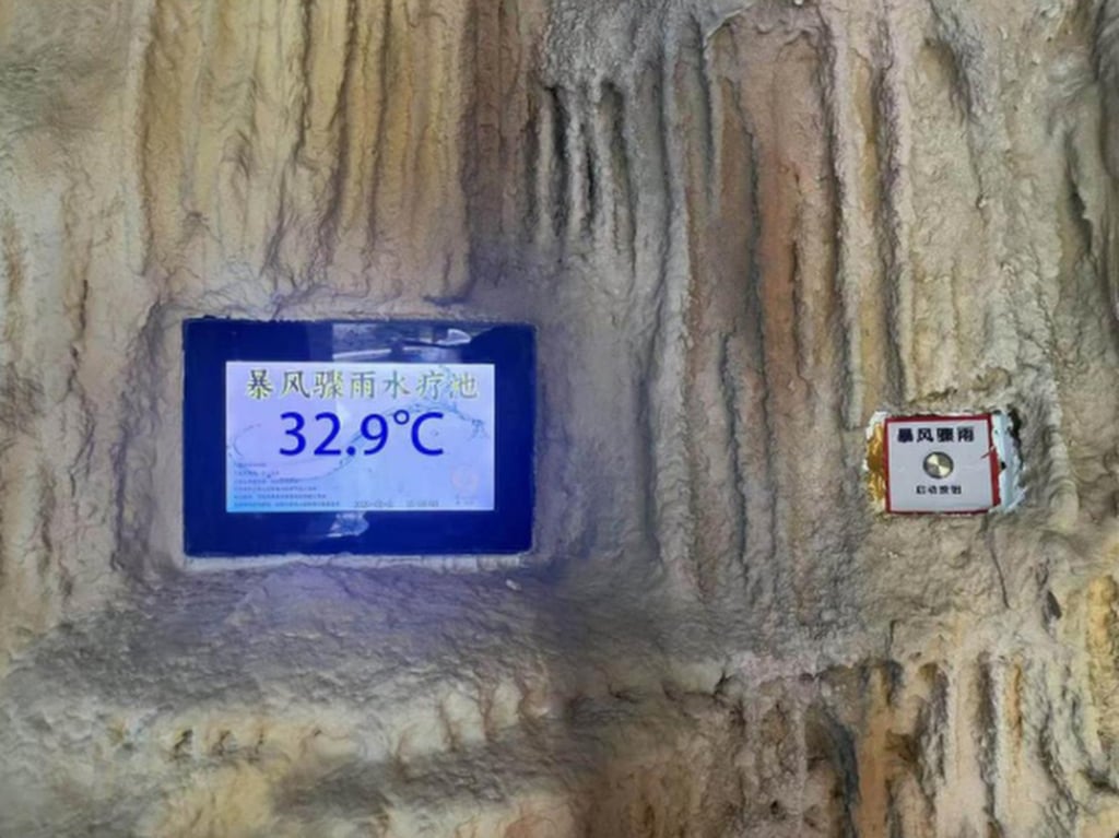 Trung Quốc xuất hiện spa &ldquo;tắm b&atilde;o tố&rdquo; g&acirc;y sốt: Sấm chớp, mưa lớn v&agrave; sốc điện trong bể tắm - Ảnh 2.