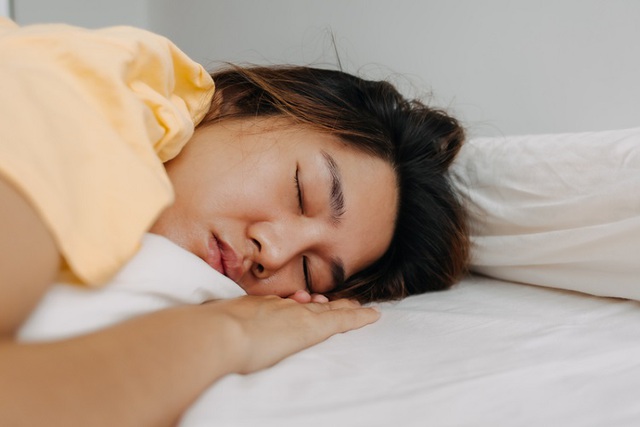 Nhấn n&uacute;t b&aacute;o thức lại tr&ecirc;n đồng hồ để ngủ th&ecirc;m 5 ph&uacute;t nữa? Một b&aacute;c sĩ t&acirc;m thần cảnh b&aacute;o về "3 mối nguy hiểm tiềm ẩn" - Ảnh 1.