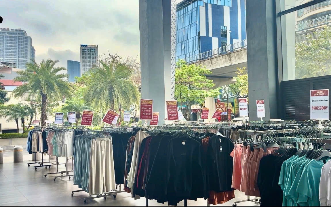 Người tiêu dùng đổ xô săn đồ đông giá rẻ giữa trời nắng nóng