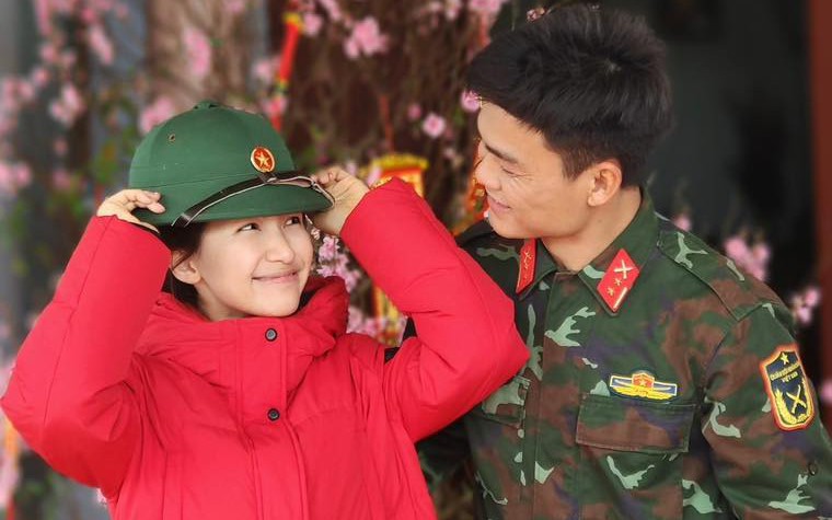 T&igrave;nh y&ecirc;u h&ograve;a Minzy v&agrave; bạn trai qu&acirc;n nh&acirc;n nhận b&atilde;o tương t&aacute;c từ người h&acirc;m mộ - Ảnh 1.