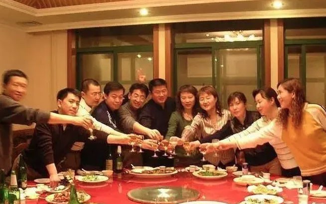 Đi họp lớp ở tuổi 42, tôi im lặng suốt buổi khi nghe bạn bè nói về tiền tỷ