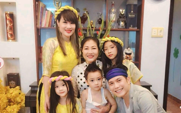 Vợ chồng ca sĩ Jimmii Nguyễn hội tụ về căn nhà đầu tiên tại Việt Nam