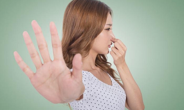 Mùi người già: Nguyên nhân bất ngờ ngoài vệ sinh và câu chuyện cháu nội thẳng thắn