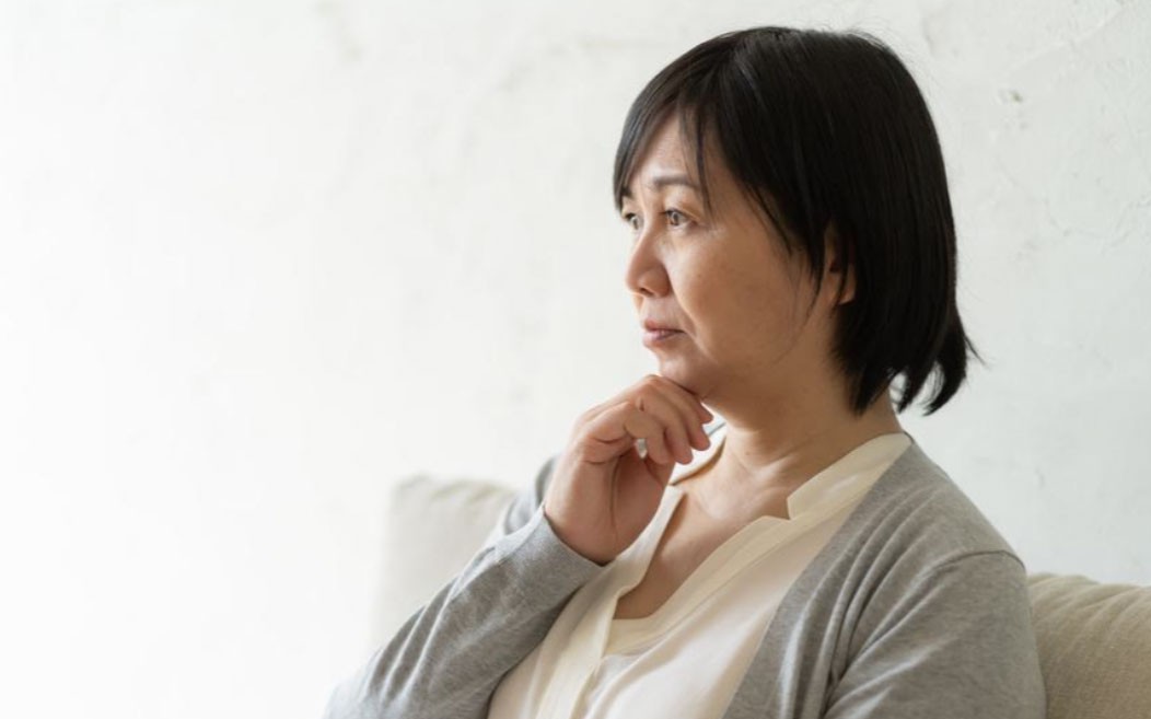 Nh&igrave;n ảnh con g&aacute;i rạng rỡ b&ecirc;n mẹ chồng tr&ecirc;n b&atilde;i biển, mẹ ruột quyết định kh&ocirc;ng hy sinh th&ecirc;m lần n&agrave;o nữa