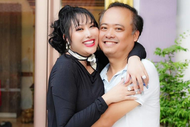 Th&ocirc;ng tin về đại gia miền T&acirc;y si m&ecirc; mẹ đơn th&acirc;n U50 l&agrave; nghệ sĩ, Ph&oacute; Viện trưởng - Ảnh 2.