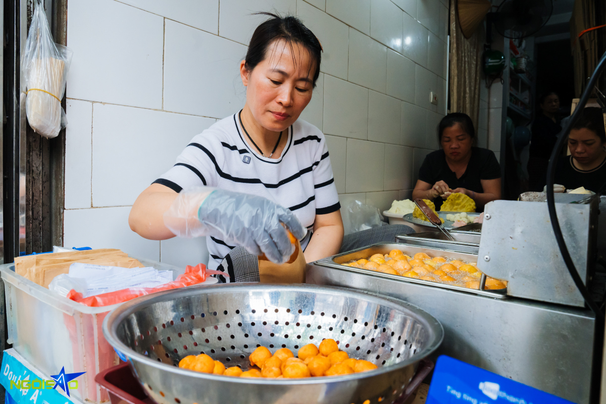 Qu&aacute;n b&aacute;nh r&aacute;n t&iacute; hon ng&agrave;y b&aacute;n 3.000 chiếc ở H&agrave; Nội - Ảnh 6.