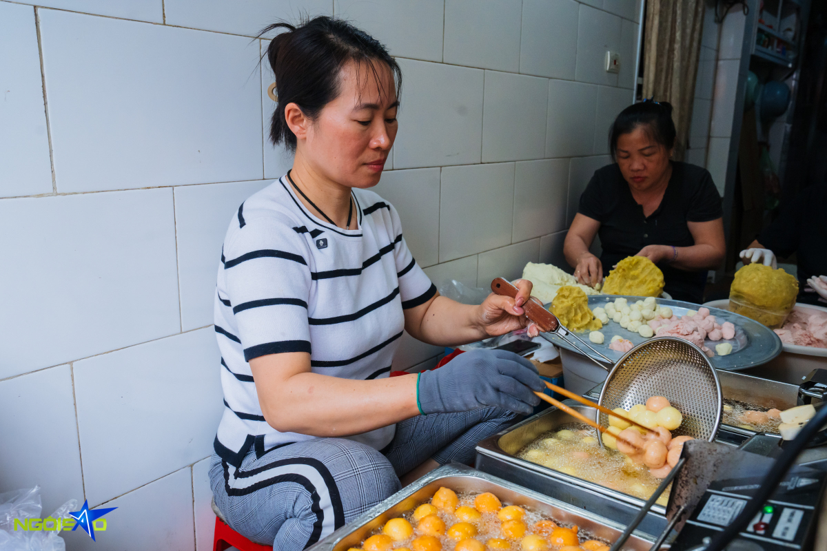 Qu&aacute;n b&aacute;nh r&aacute;n t&iacute; hon ng&agrave;y b&aacute;n 3.000 chiếc ở H&agrave; Nội - Ảnh 1.