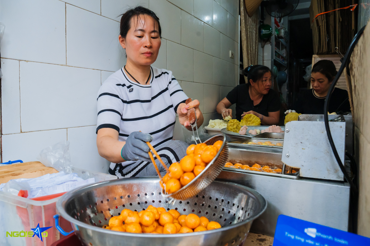 Qu&aacute;n b&aacute;nh r&aacute;n t&iacute; hon ng&agrave;y b&aacute;n 3.000 chiếc ở H&agrave; Nội - Ảnh 2.