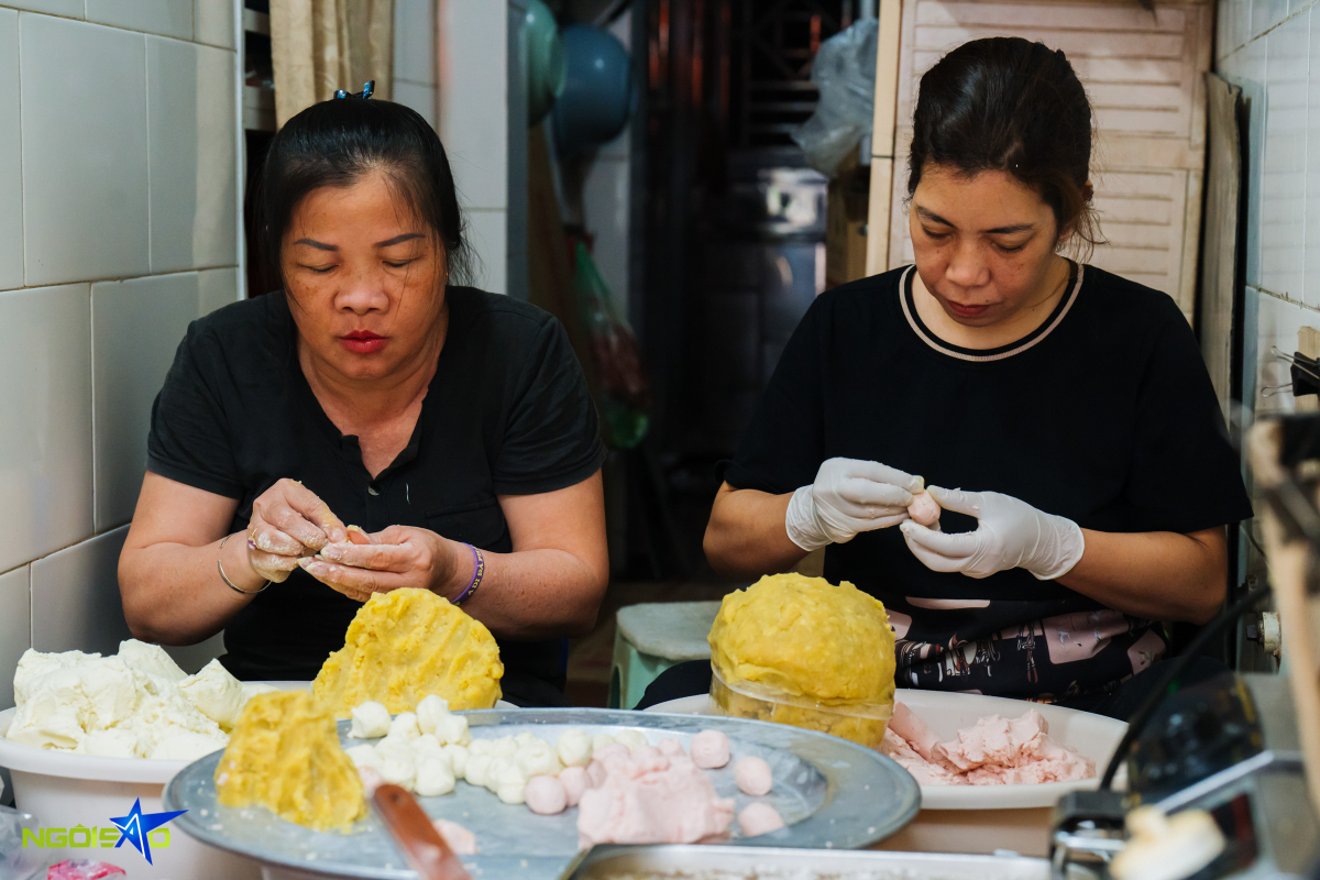 Qu&aacute;n b&aacute;nh r&aacute;n t&iacute; hon ng&agrave;y b&aacute;n 3.000 chiếc ở H&agrave; Nội - Ảnh 3.