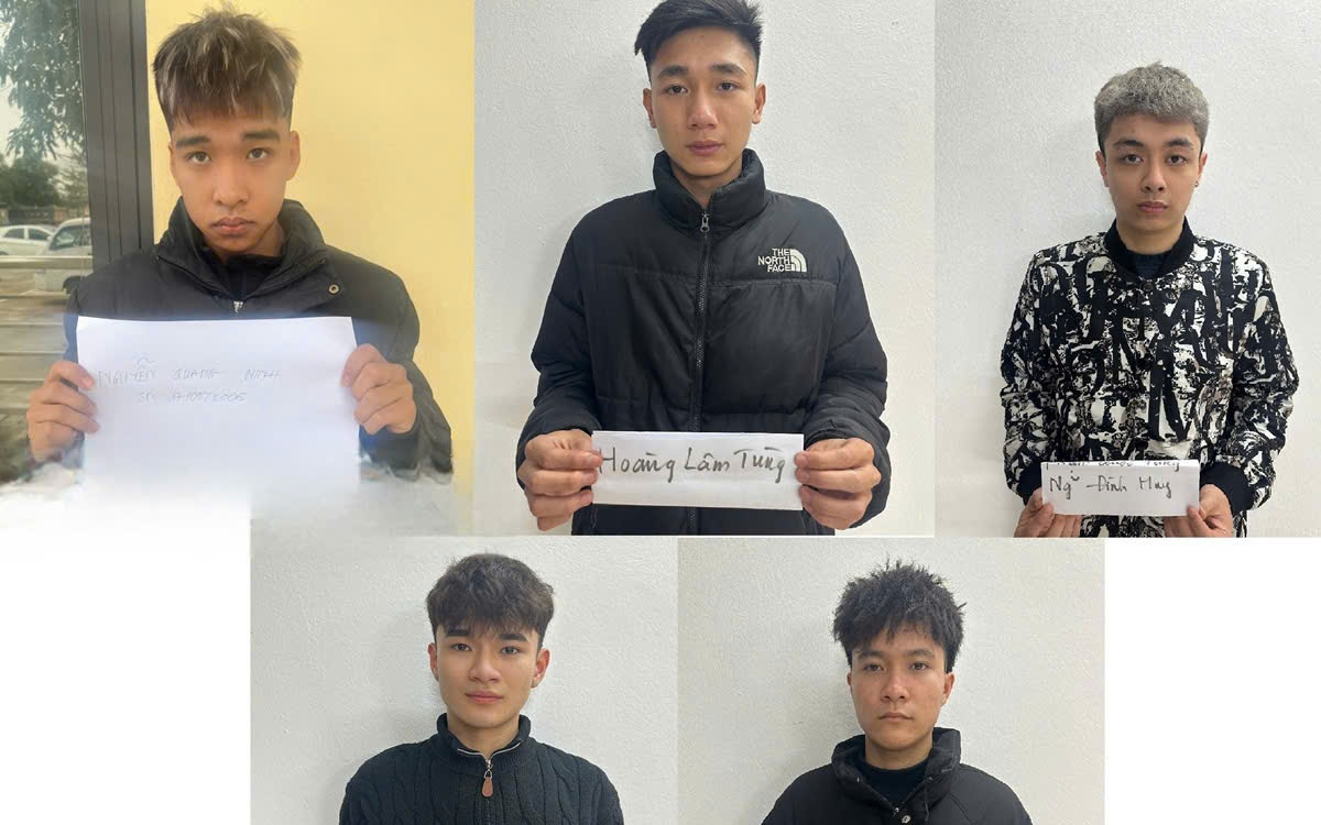 H&agrave; Nội: T&agrave;i xế &ocirc; t&ocirc; bị h&agrave;nh kh&aacute;ch d&ugrave;ng dao tấn c&ocirc;ng sau m&acirc;u thuẫn - Ảnh 2.