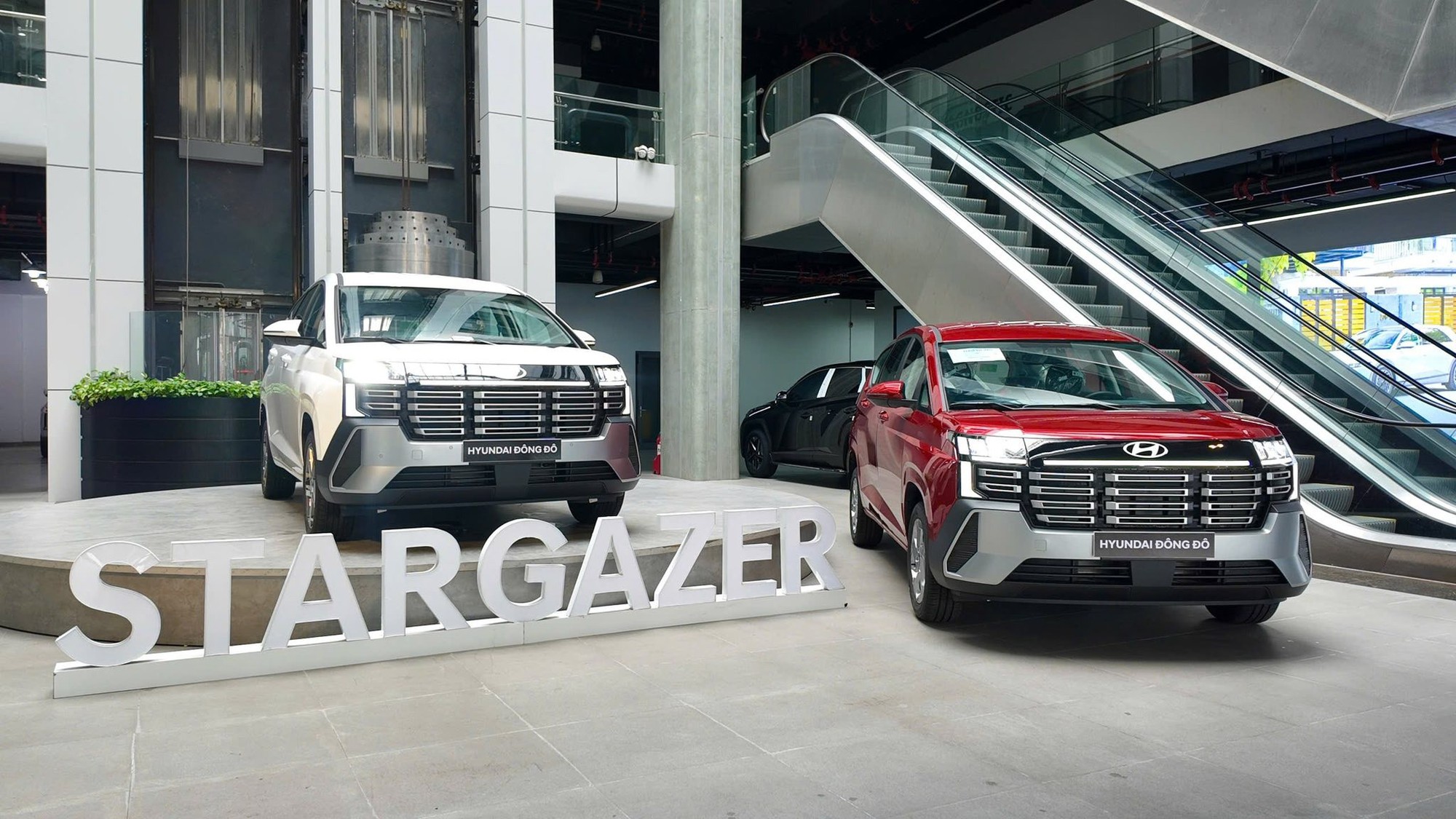 MPV 7 chỗ giá 489 triệu đồng của Hyundai về đại lý Việt đẹp long lanh