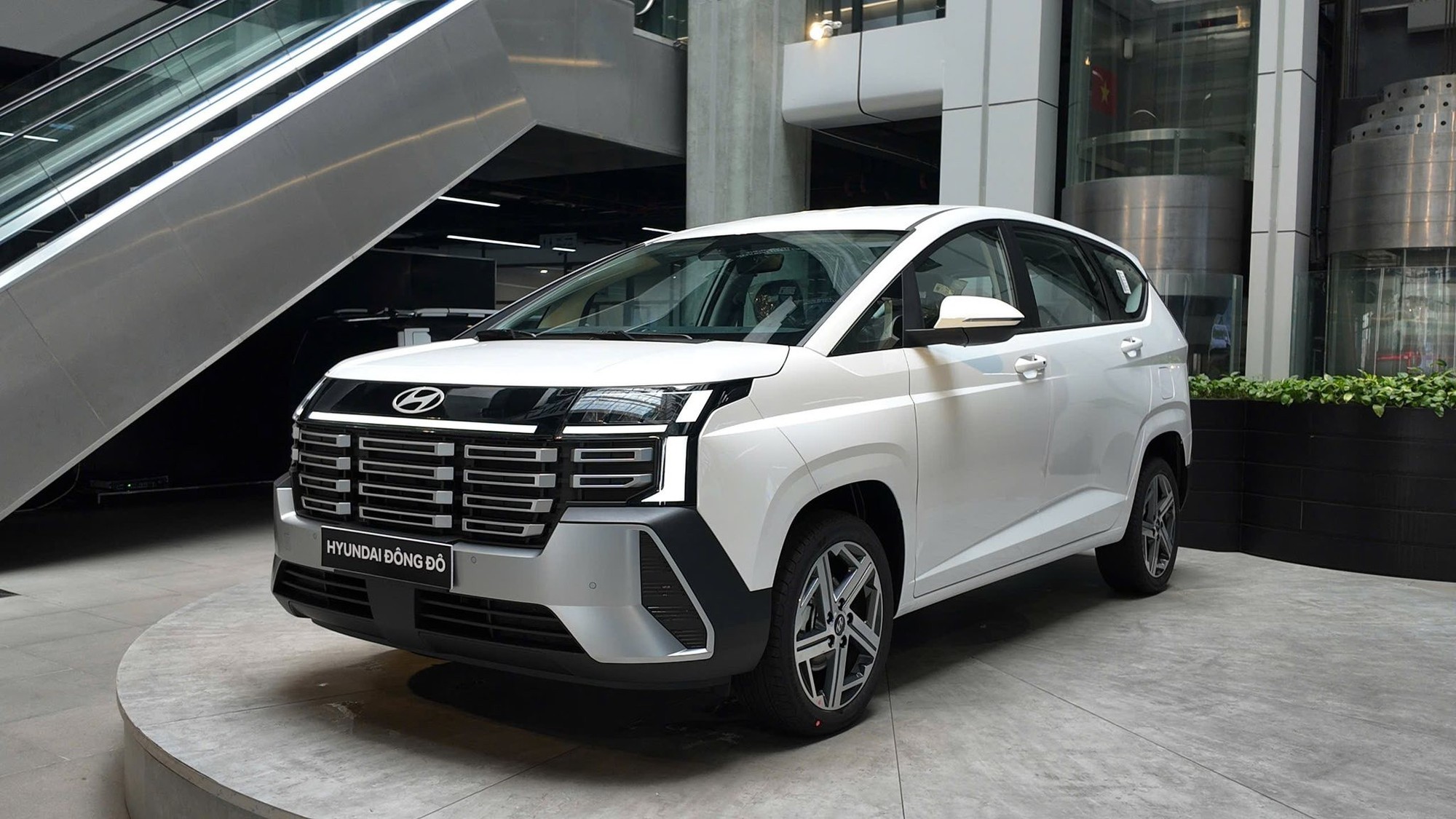 MPV 7 chỗ gi&aacute; 489 triệu đồng của Hyundai về đại l&yacute; Việt đẹp long lanh, trang bị s&aacute;nh ngang Mitsubishi Xpander, rẻ nhất ph&acirc;n kh&uacute;c - Ảnh 4.