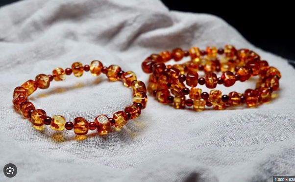 Vòng hổ phách có trừ tà không? Vòng hổ phách phù hợp để sử dụng trong trường hợp nào? - Ảnh 3. Vòng hổ phách có trừ tà không? Vòng hổ phách phù hợp để sử dụng trong trường hợp nào? - Ảnh 3.