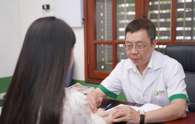 TTƯT. Bác sĩ Lê Hữu Tuấn - Khám chữa bệnh và giữ hồn cốt y học cổ truyền - Ảnh 2.