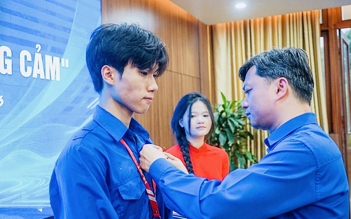 Tặng Huy hiệu "Tuổi trẻ dũng cảm" cho nam sinh lao v&agrave;o đ&aacute;m ch&aacute;y cứu người