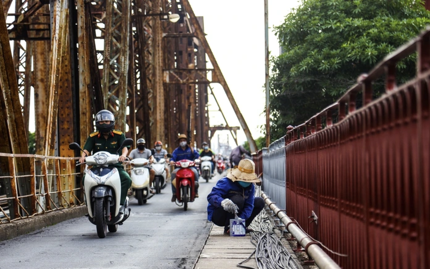 Chỉ c&ograve;n hơn 1 ng&agrave;y nữa sẽ cấm phương tiện lưu th&ocirc;ng tr&ecirc;n cầu Long Bi&ecirc;n