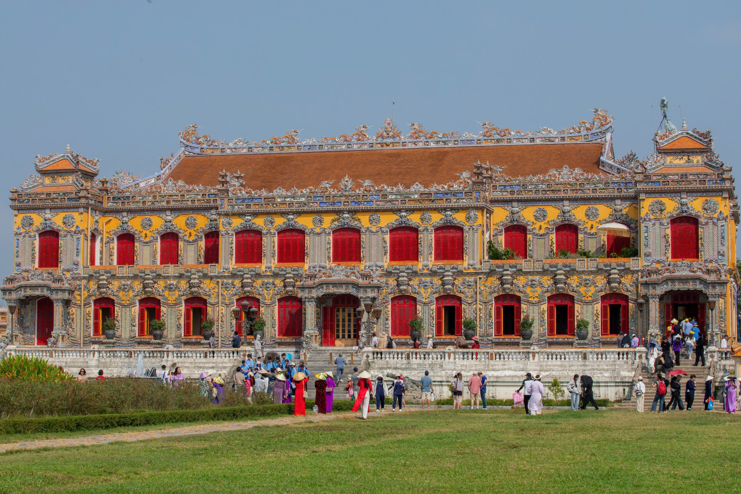 D&ograve;ng người đổ về di t&iacute;ch Huế trong ng&agrave;y mở cửa miễn ph&iacute; cho c&ocirc;ng d&acirc;n Việt Nam - Ảnh 9.