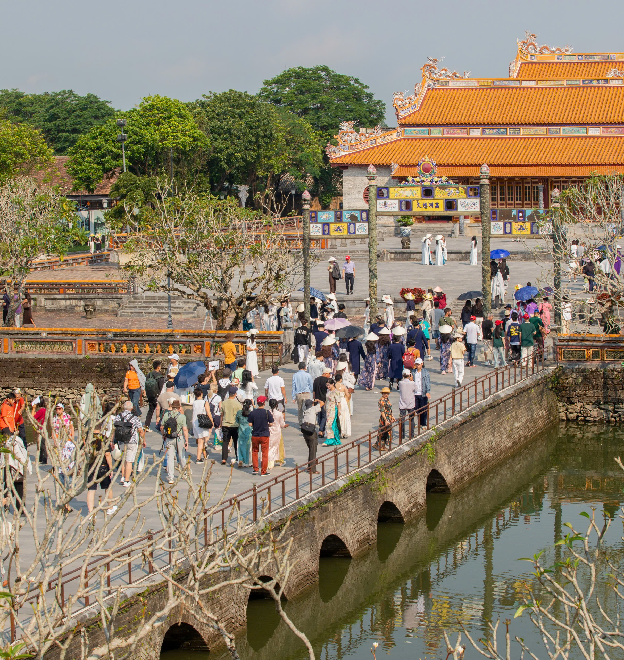 D&ograve;ng người đổ về di t&iacute;ch Huế trong ng&agrave;y mở cửa miễn ph&iacute; cho c&ocirc;ng d&acirc;n Việt Nam - Ảnh 10.