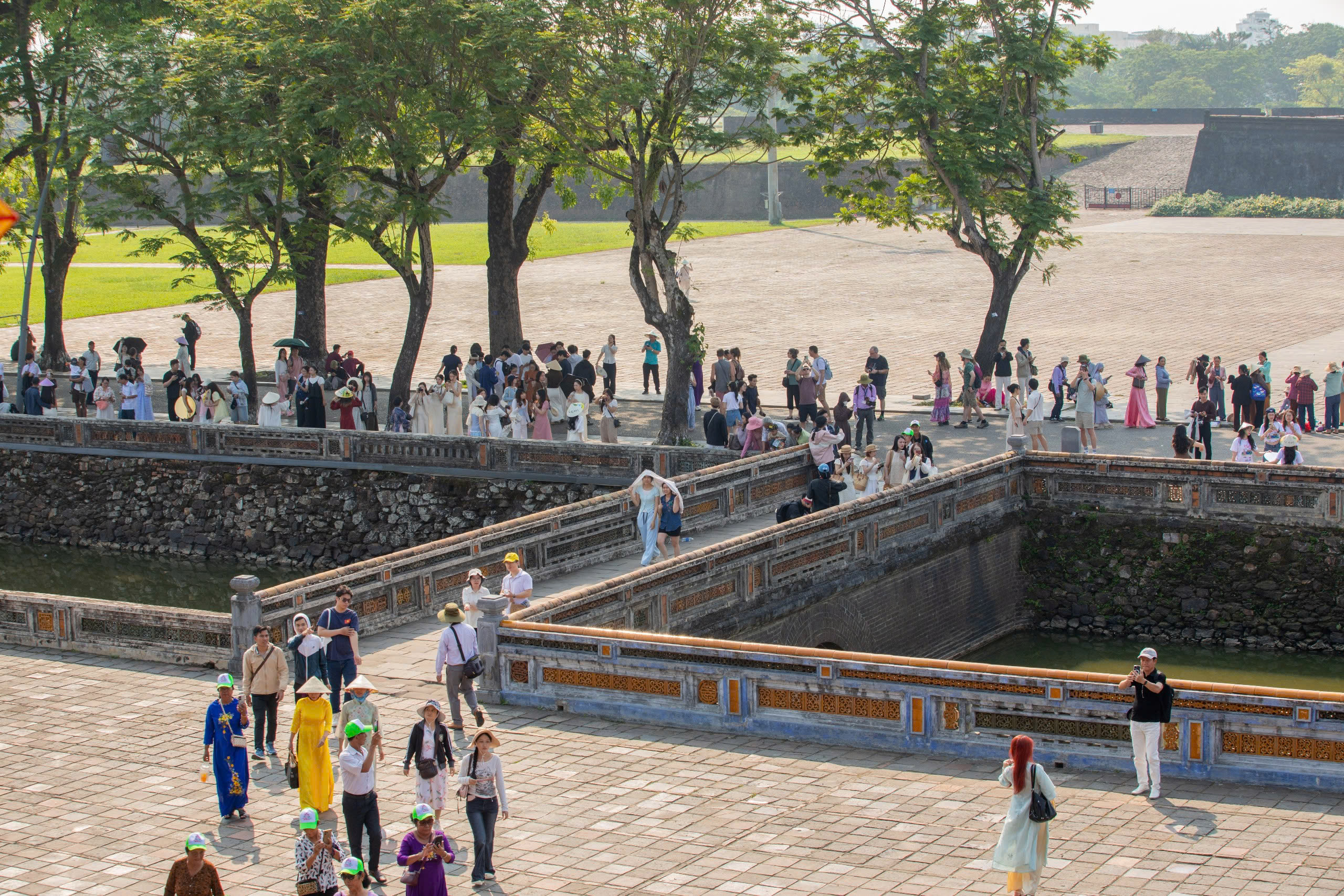 D&ograve;ng người đổ về di t&iacute;ch Huế trong ng&agrave;y mở cửa miễn ph&iacute; cho c&ocirc;ng d&acirc;n Việt Nam - Ảnh 3.