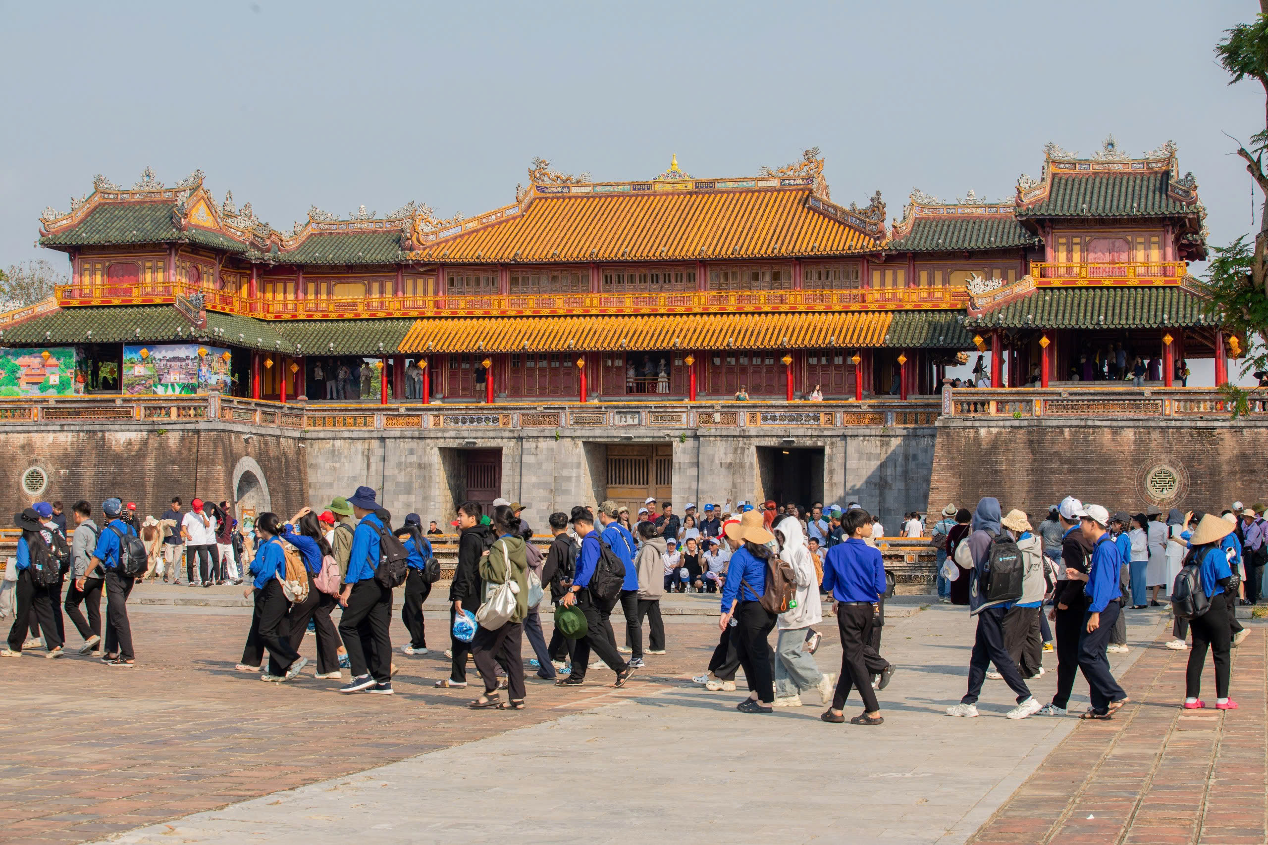 D&ograve;ng người đổ về di t&iacute;ch Huế trong ng&agrave;y mở cửa miễn ph&iacute; cho c&ocirc;ng d&acirc;n Việt Nam - Ảnh 2.